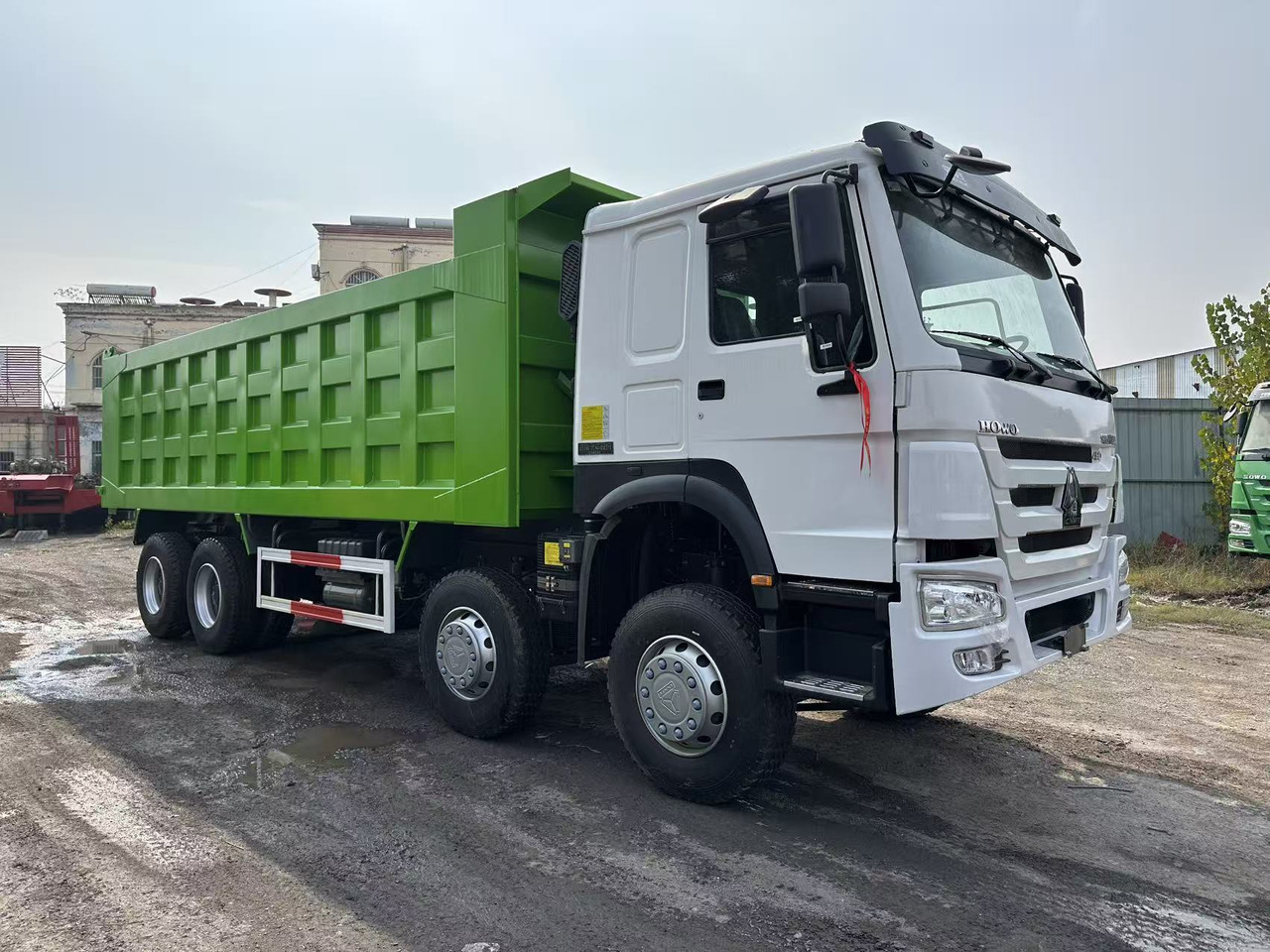 SINOTRUK HOWO 420HP 8X4 Tipper Truck - Billenőplatós teherautó: 1 kép. SINOTRUK HOWO 420HP 8X4 Tipper Truck - Billenőplatós teherautó: 1 kép.