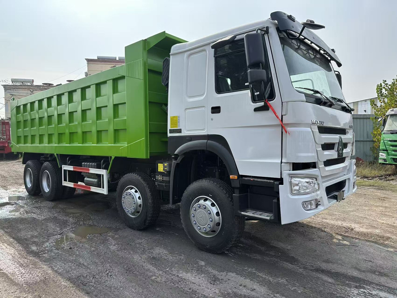 SINOTRUK HOWO 420HP 8X4 Tipper Truck - Billenőplatós teherautó: 4 kép. SINOTRUK HOWO 420HP 8X4 Tipper Truck - Billenőplatós teherautó: 4 kép.