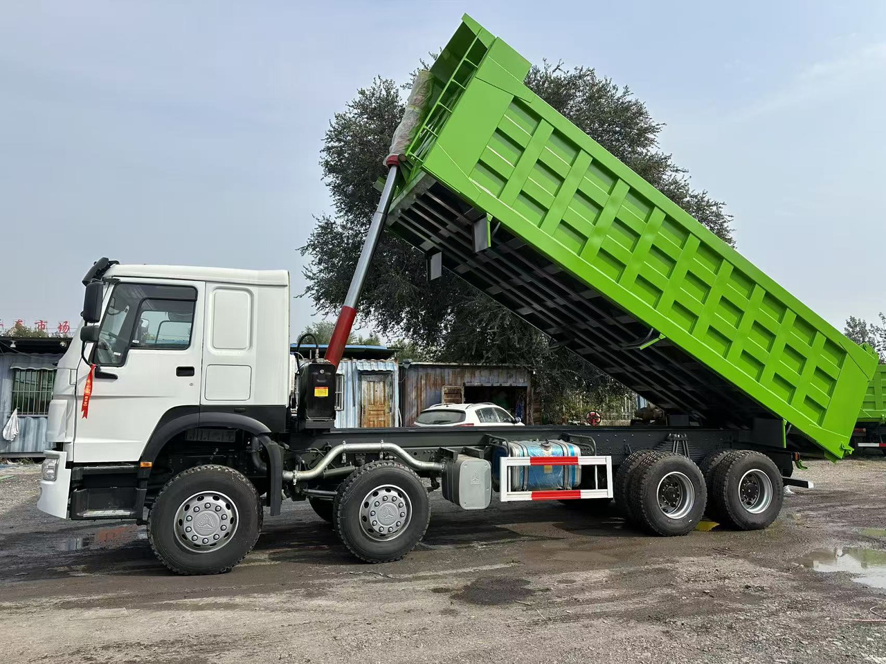 SINOTRUK HOWO 420HP 8X4 Tipper Truck - Billenőplatós teherautó: 3 kép. SINOTRUK HOWO 420HP 8X4 Tipper Truck - Billenőplatós teherautó: 3 kép.