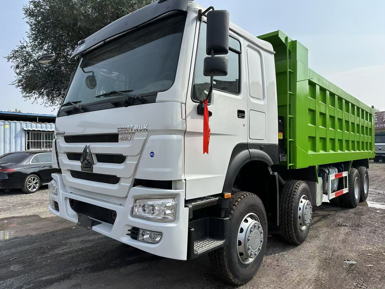 SINOTRUK HOWO 420HP 8X4 Tipper Truck - Billenőplatós teherautó: 2 kép. SINOTRUK HOWO 420HP 8X4 Tipper Truck - Billenőplatós teherautó: 2 kép.