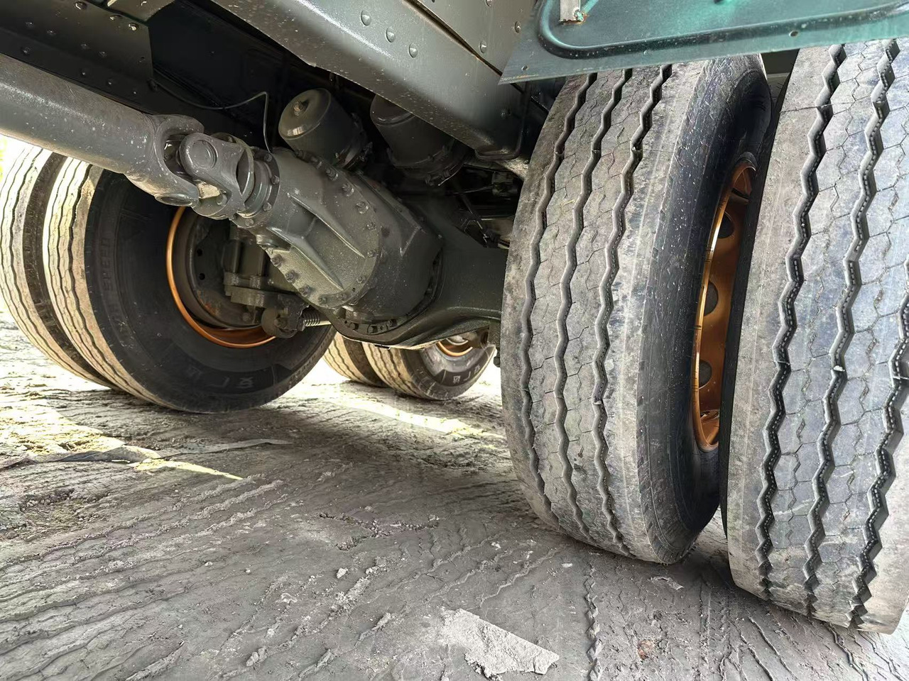 SINOTRUK HOWO 420hp 8x4 fence truck - Platós teherautó: 5 kép. SINOTRUK HOWO 420hp 8x4 fence truck - Platós teherautó: 5 kép.