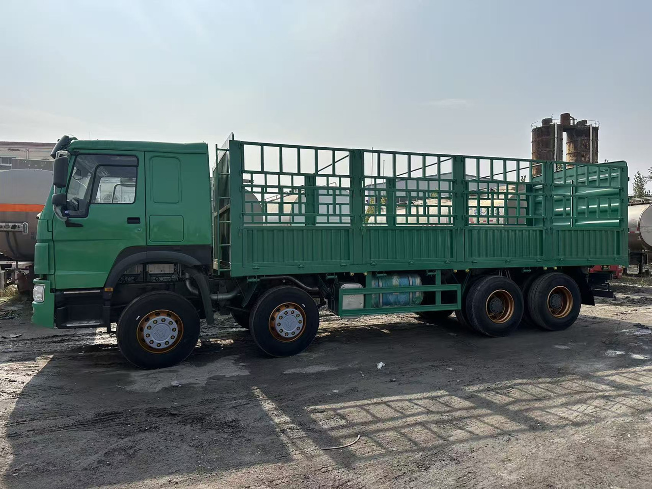 SINOTRUK HOWO 420hp 8x4 fence truck - Platós teherautó: 3 kép. SINOTRUK HOWO 420hp 8x4 fence truck - Platós teherautó: 3 kép.