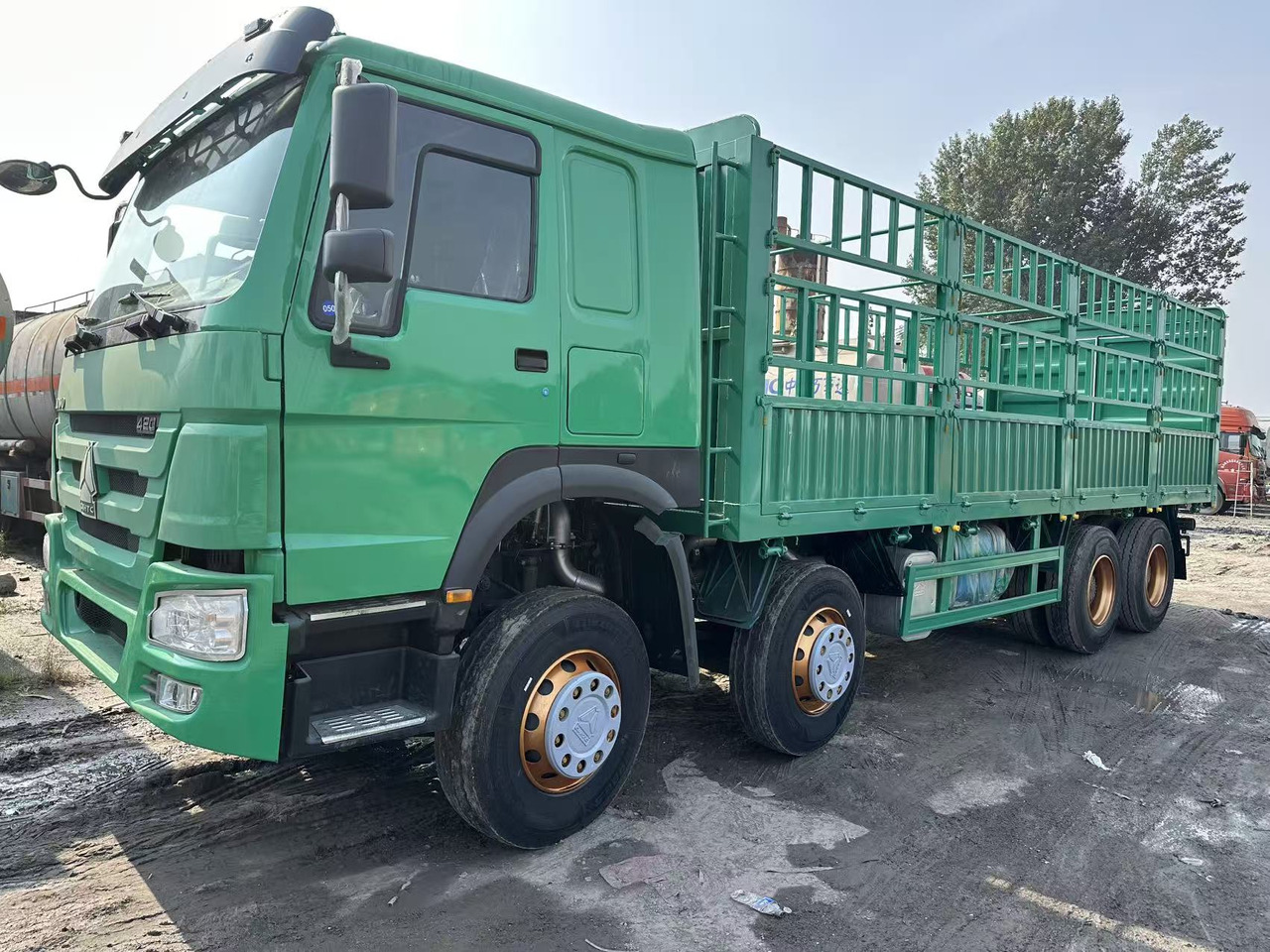 SINOTRUK HOWO 420hp 8x4 fence truck - Platós teherautó: 1 kép. SINOTRUK HOWO 420hp 8x4 fence truck - Platós teherautó: 1 kép.