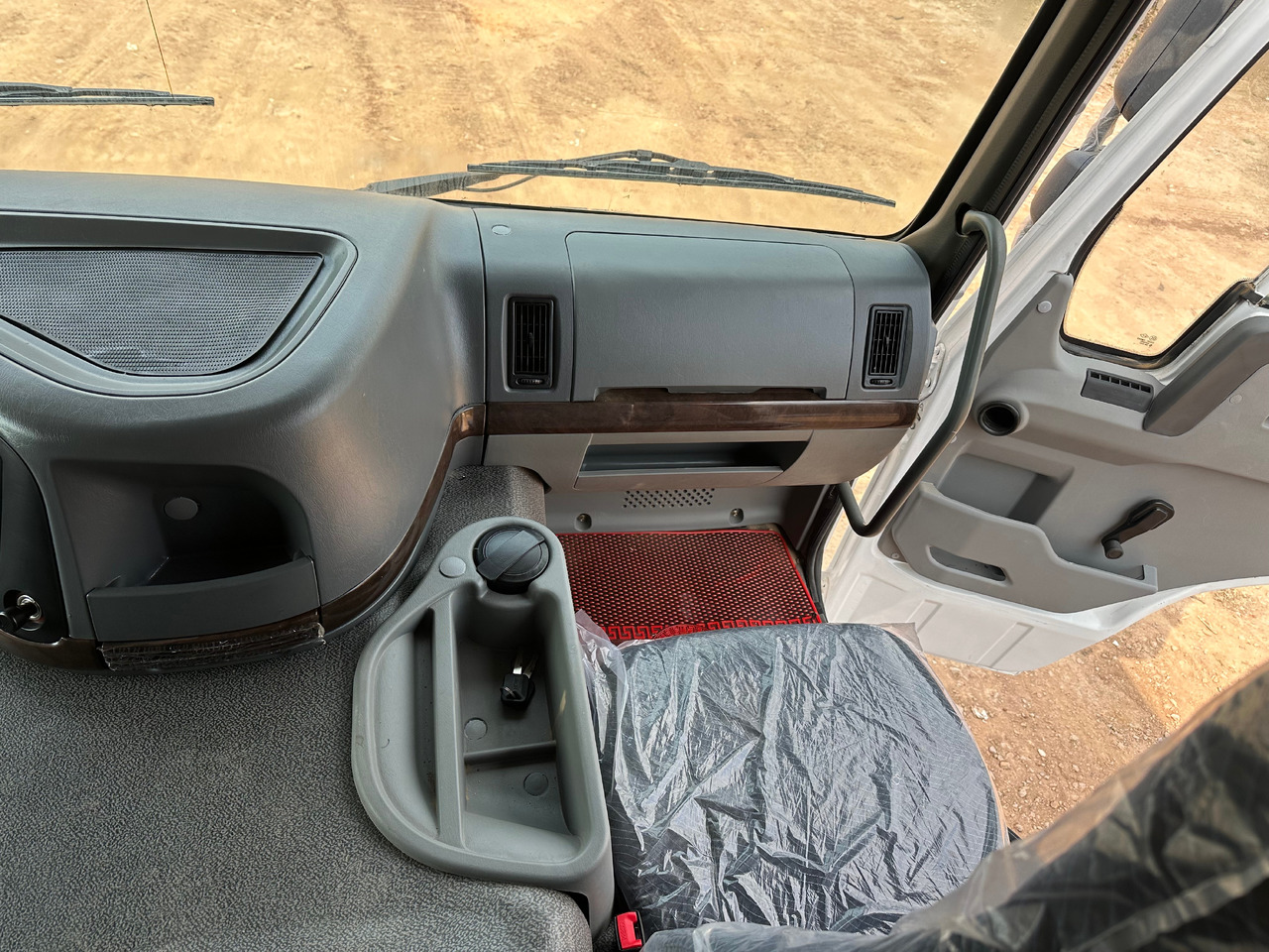 SINOTRUK HOWO Dump truck 371 6x4 - Billenőplatós teherautó: 5 kép. SINOTRUK HOWO Dump truck 371 6x4 - Billenőplatós teherautó: 5 kép.