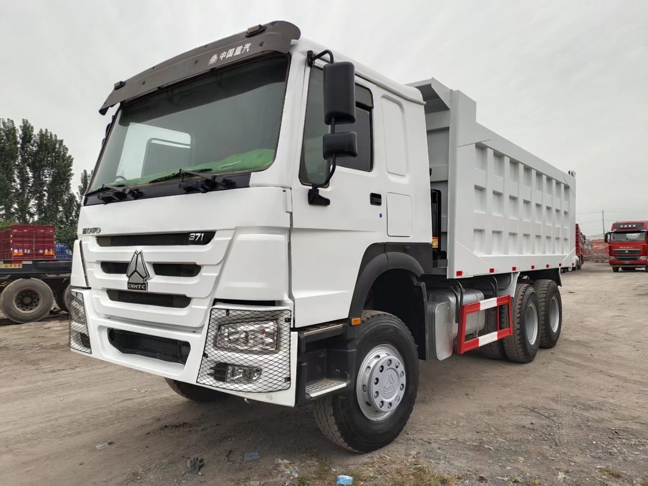 SINOTRUK HOWO Dump truck 371 6x4 - Billenőplatós teherautó: 2 kép. SINOTRUK HOWO Dump truck 371 6x4 - Billenőplatós teherautó: 2 kép.