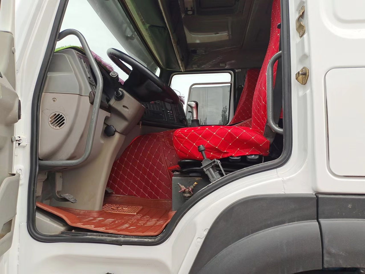 SINOTRUK HOWO Dump truck 371 6x4 - Billenőplatós teherautó: 5 kép. SINOTRUK HOWO Dump truck 371 6x4 - Billenőplatós teherautó: 5 kép.