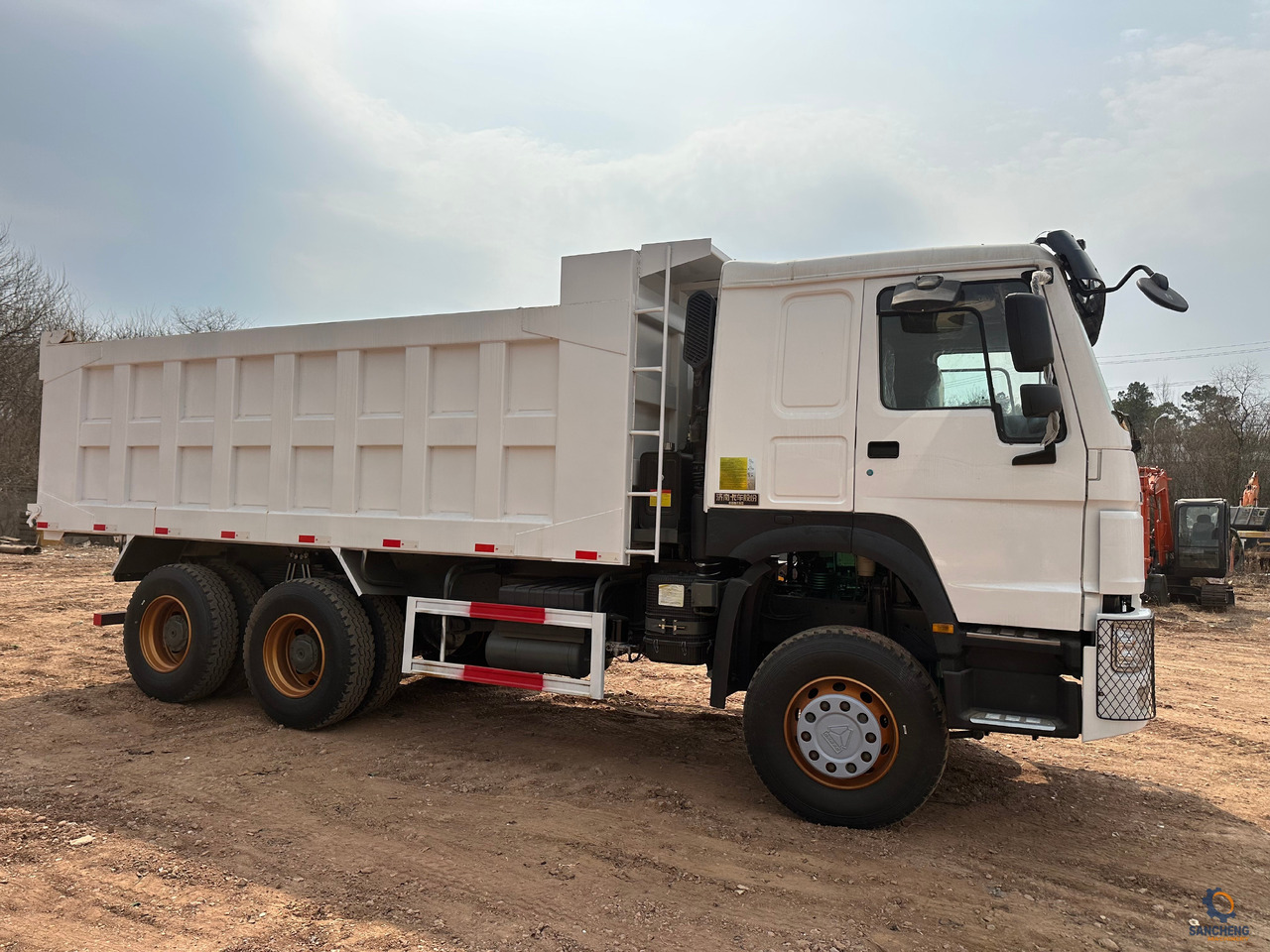 SINOTRUK HOWO Dump truck 371 6x4 - Billenőplatós teherautó: 2 kép. SINOTRUK HOWO Dump truck 371 6x4 - Billenőplatós teherautó: 2 kép.