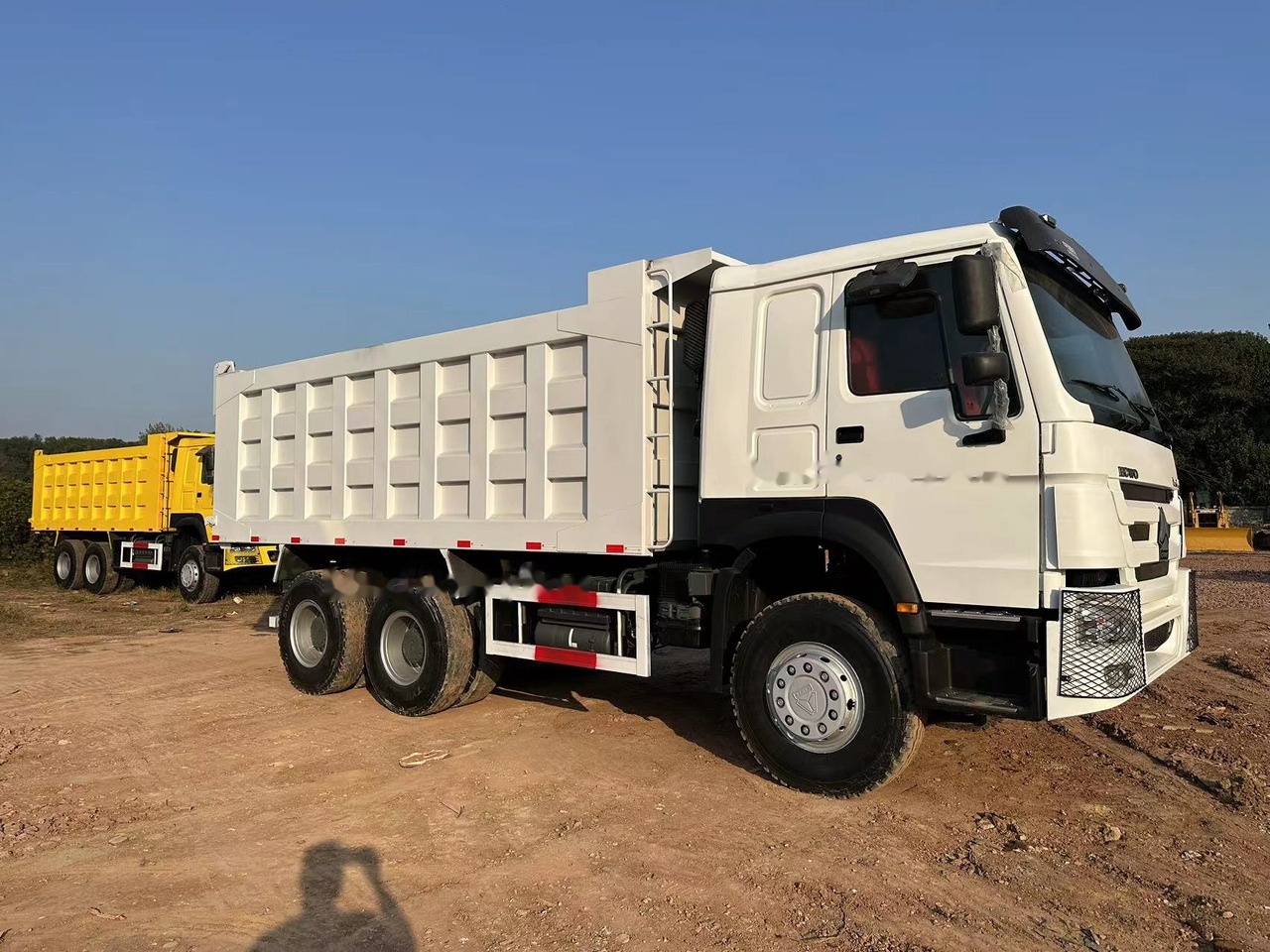 SINOTRUK HOWO HOWO 371 6x4 - Billenőplatós teherautó: 5 kép. SINOTRUK HOWO HOWO 371 6x4 - Billenőplatós teherautó: 5 kép.