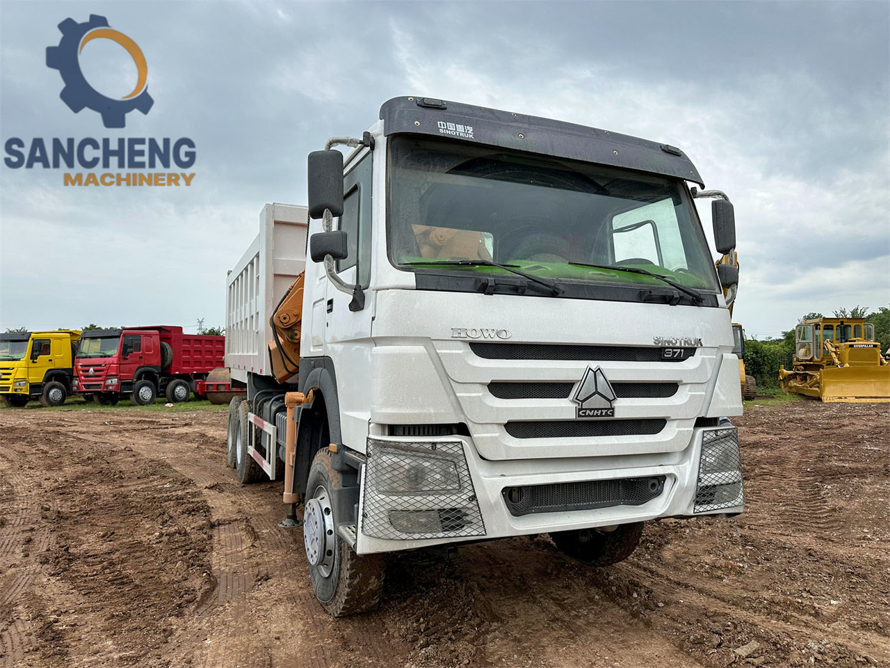 SINOTRUK Howo 371 6x4 crane truck - Darus autó: 2 kép. SINOTRUK Howo 371 6x4 crane truck - Darus autó: 2 kép.