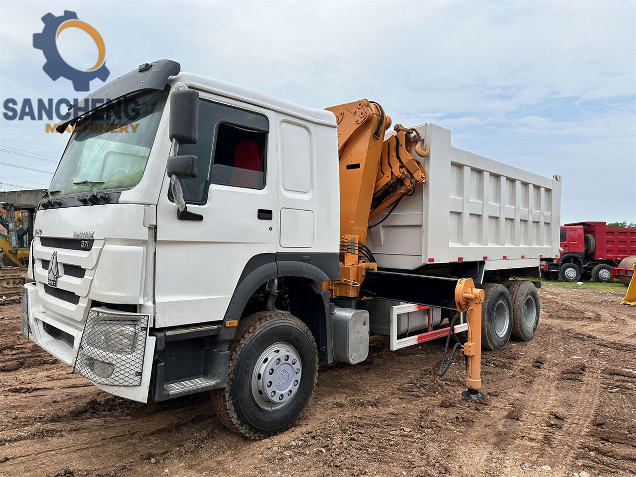SINOTRUK Howo 371hp 6x4 crane truck - Darus autó: 2 kép. SINOTRUK Howo 371hp 6x4 crane truck - Darus autó: 2 kép.
