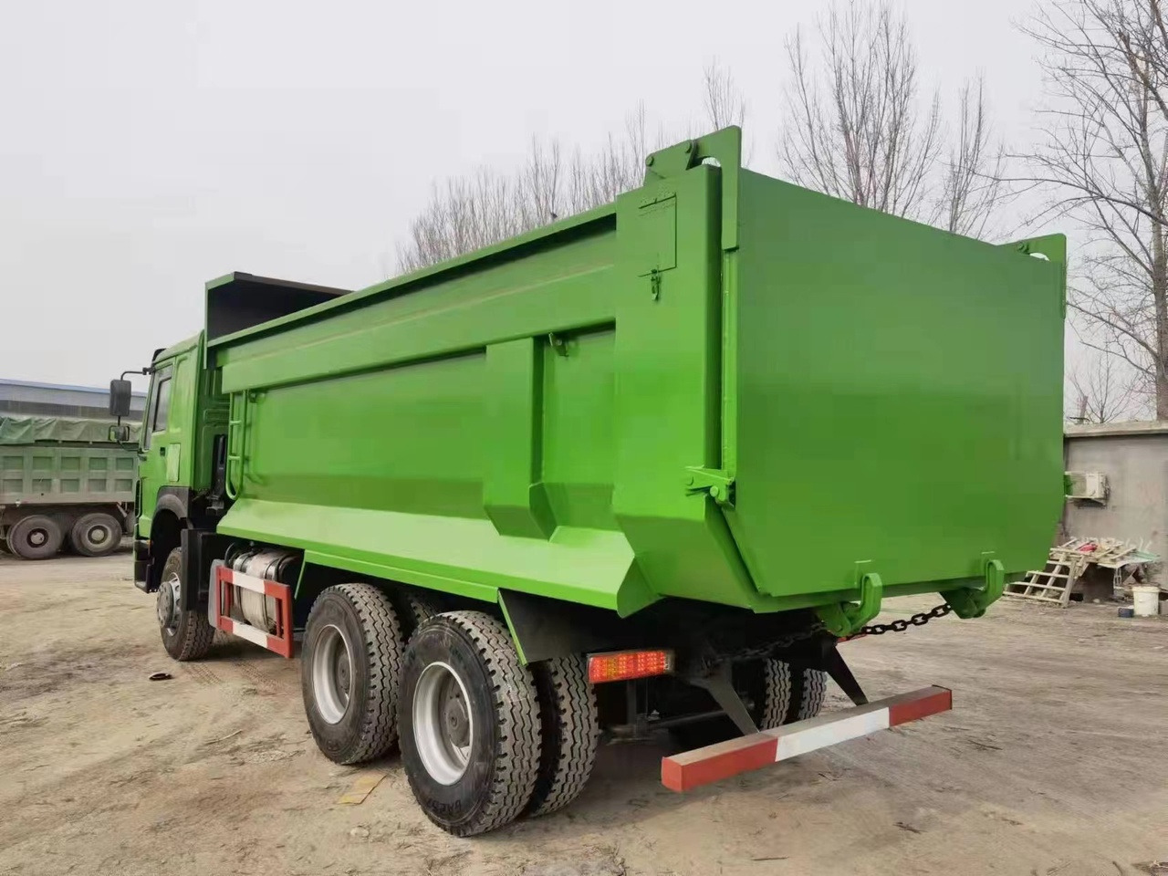 SINOTRUK Howo 371hp tipper truck - Billenőplatós teherautó: 4 kép. SINOTRUK Howo 371hp tipper truck - Billenőplatós teherautó: 4 kép.
