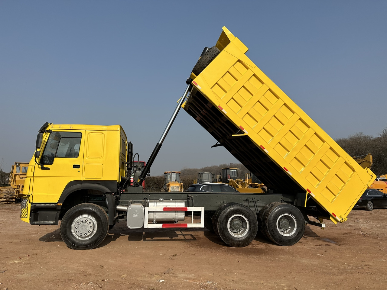 SINOTRUK Howo 6x4 Dump truck 371hp - Billenőplatós teherautó: 5 kép. SINOTRUK Howo 6x4 Dump truck 371hp - Billenőplatós teherautó: 5 kép.
