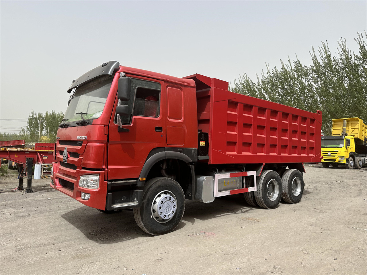 SINOTRUK Howo Dump truck 371 - Billenőplatós teherautó: 2 kép. SINOTRUK Howo Dump truck 371 - Billenőplatós teherautó: 2 kép.