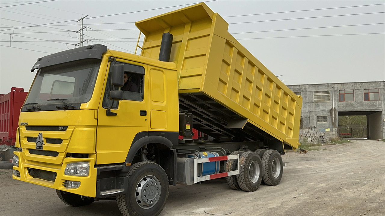 SINOTRUK Howo Dump truck 371 - Billenőplatós teherautó: 4 kép. SINOTRUK Howo Dump truck 371 - Billenőplatós teherautó: 4 kép.