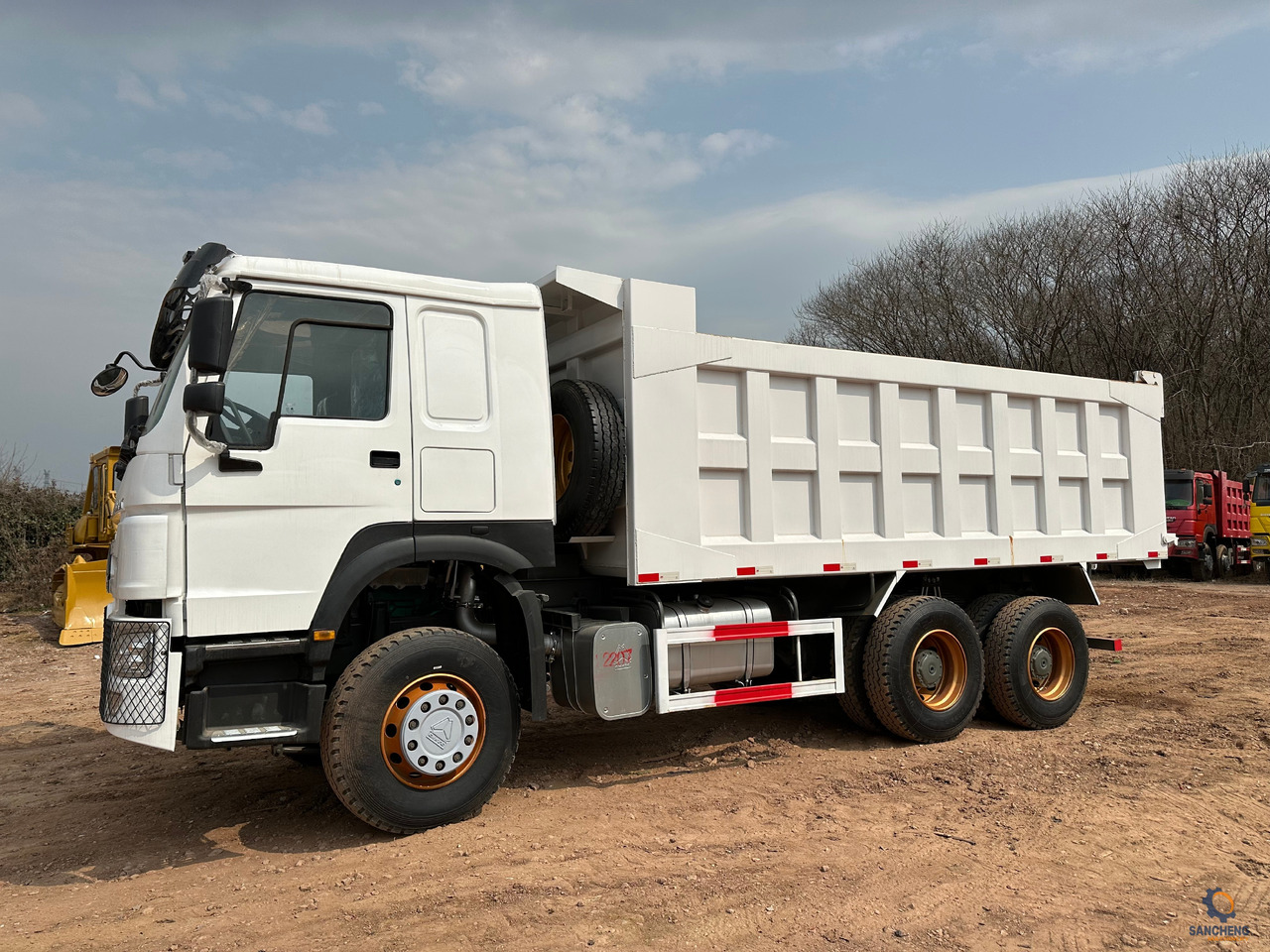 SINOTRUK Howo Dump truck 371 - Billenőplatós teherautó: 2 kép. SINOTRUK Howo Dump truck 371 - Billenőplatós teherautó: 2 kép.