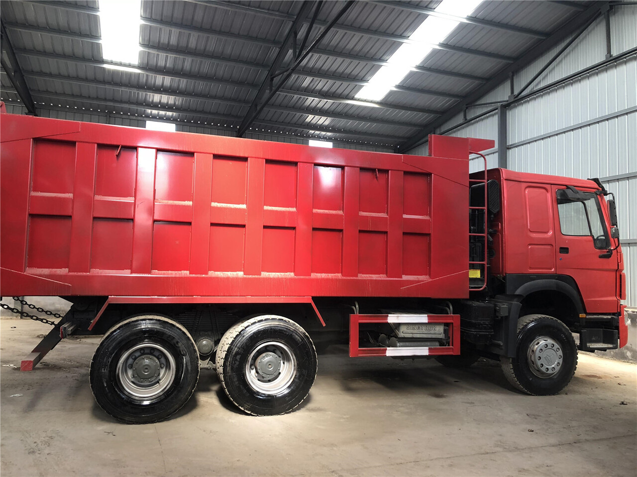 SINOTRUK Howo Dump truck 371 - Billenőplatós teherautó: 2 kép. SINOTRUK Howo Dump truck 371 - Billenőplatós teherautó: 2 kép.