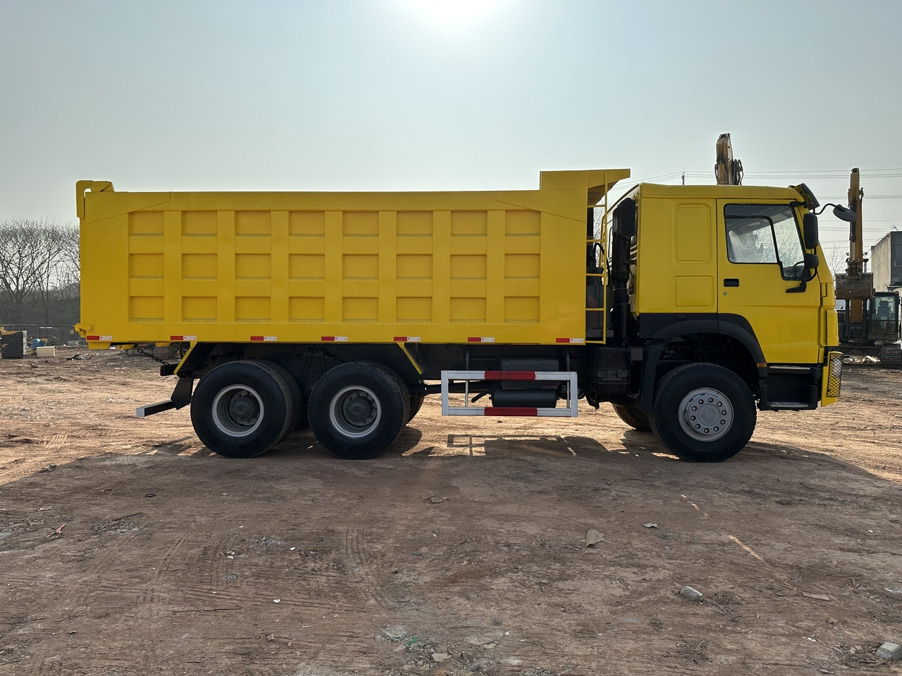 SINOTRUK Howo Dump truck 371 - Billenőplatós teherautó: 4 kép. SINOTRUK Howo Dump truck 371 - Billenőplatós teherautó: 4 kép.