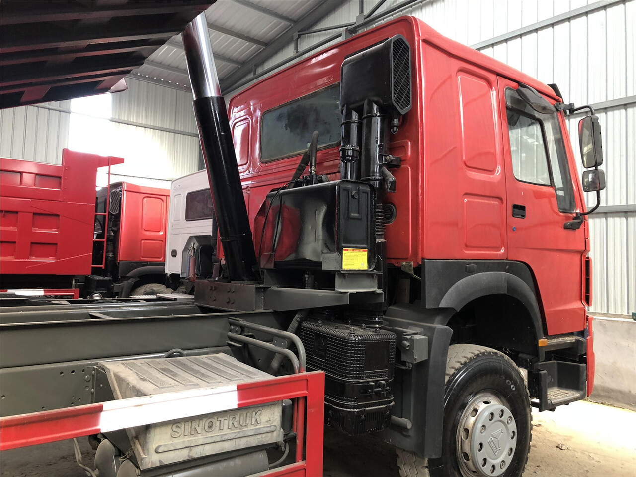SINOTRUK Howo Dump truck 371 - Billenőplatós teherautó: 4 kép. SINOTRUK Howo Dump truck 371 - Billenőplatós teherautó: 4 kép.