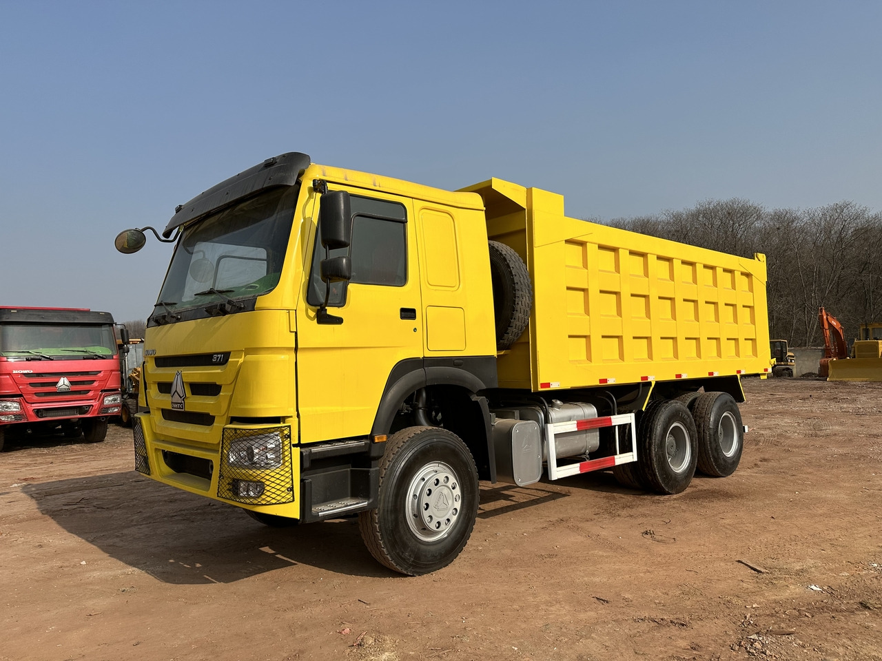 SINOTRUK Howo Dump truck 371 - Billenőplatós teherautó: 2 kép. SINOTRUK Howo Dump truck 371 - Billenőplatós teherautó: 2 kép.