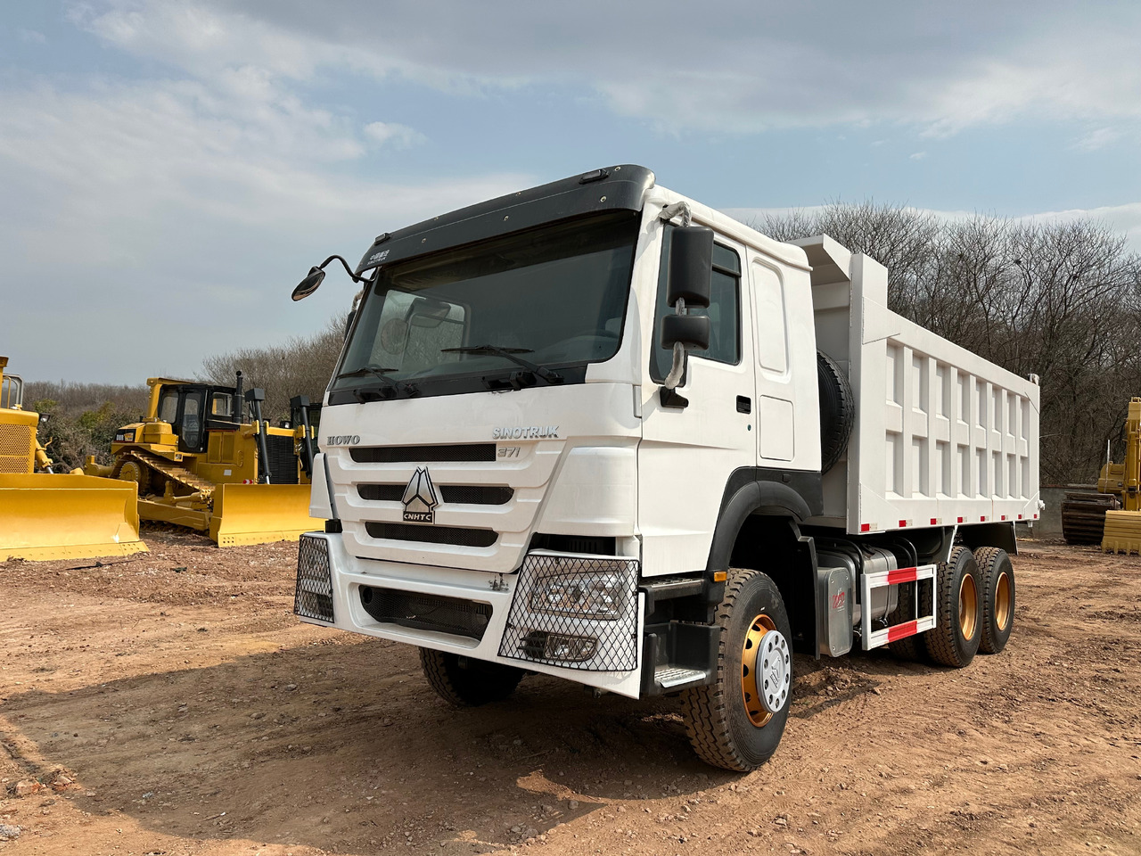 SINOTRUK Howo Dump truck 371 - Billenőplatós teherautó: 4 kép. SINOTRUK Howo Dump truck 371 - Billenőplatós teherautó: 4 kép.