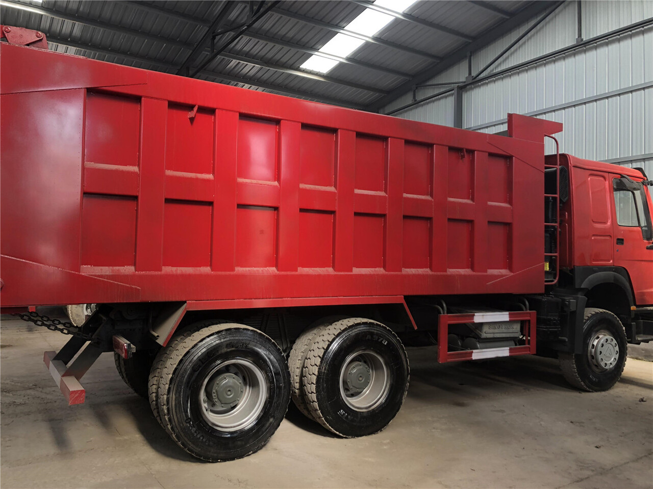 SINOTRUK Howo Dump truck 371 - Billenőplatós teherautó: 3 kép. SINOTRUK Howo Dump truck 371 - Billenőplatós teherautó: 3 kép.