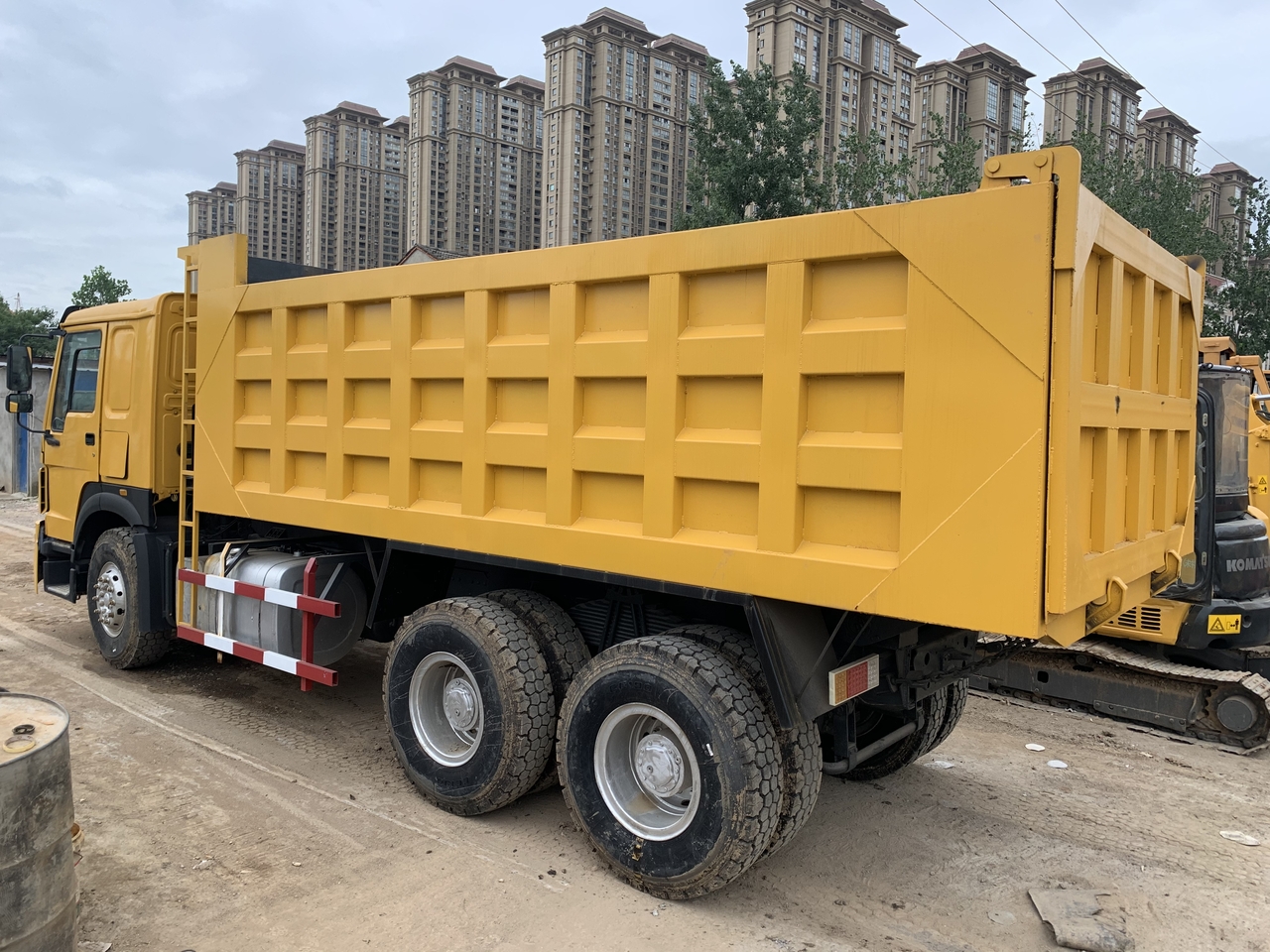 SINOTRUK Howo Dump truck 371 - Billenőplatós teherautó: 4 kép. SINOTRUK Howo Dump truck 371 - Billenőplatós teherautó: 4 kép.