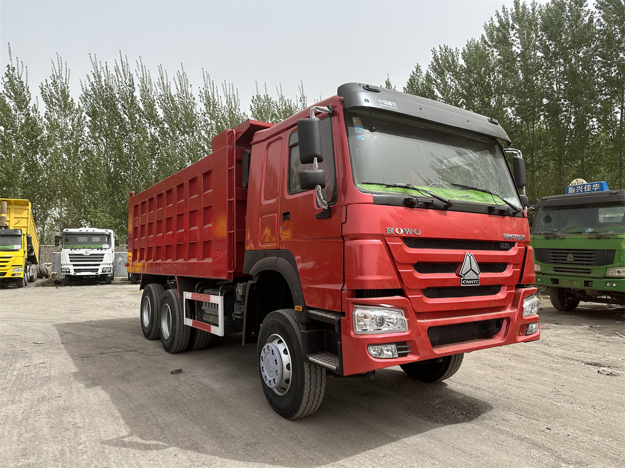 SINOTRUK Howo Dump truck 371 - Billenőplatós teherautó: 3 kép. SINOTRUK Howo Dump truck 371 - Billenőplatós teherautó: 3 kép.
