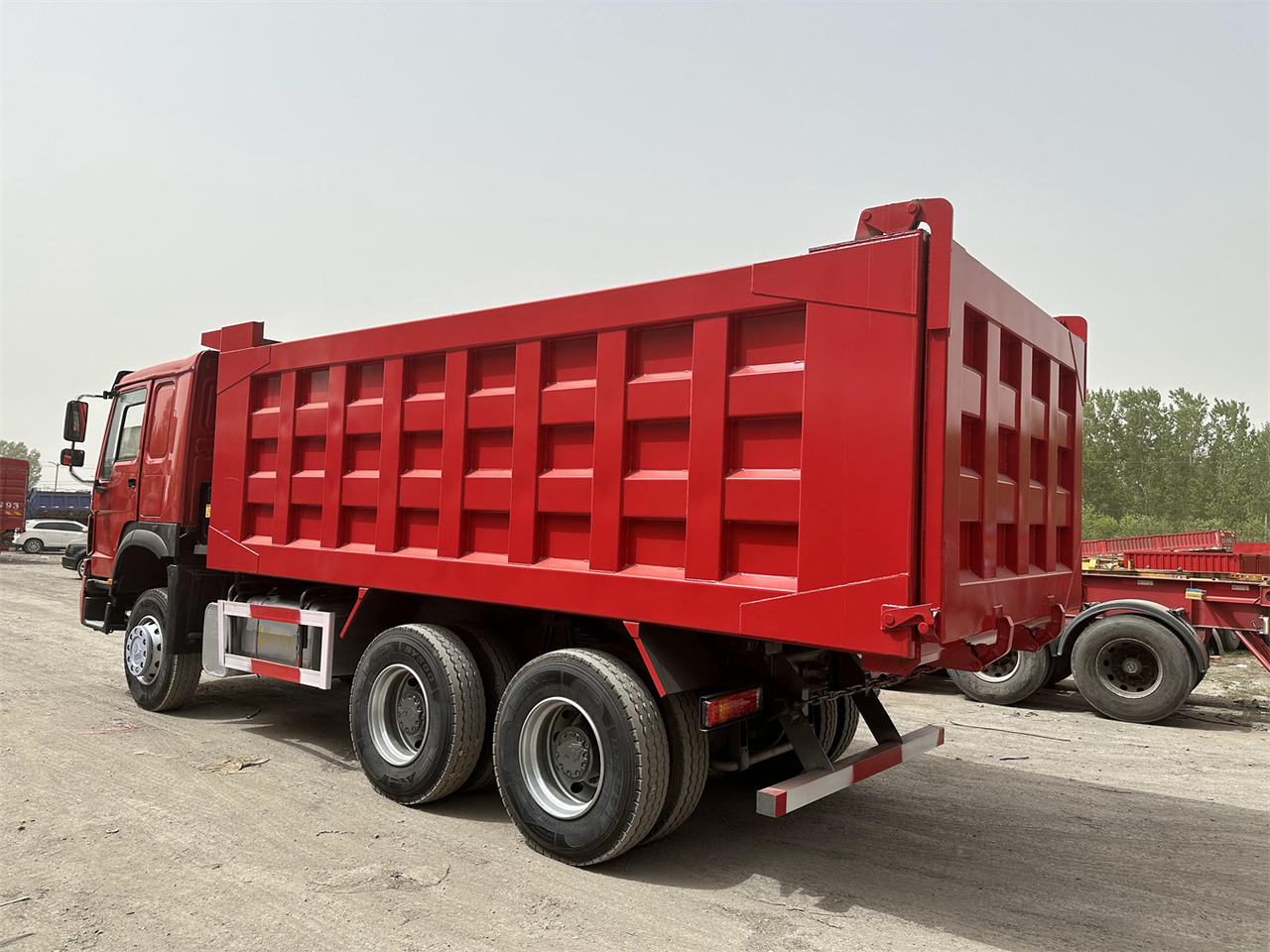 SINOTRUK Howo Dump truck 371 - Billenőplatós teherautó: 5 kép. SINOTRUK Howo Dump truck 371 - Billenőplatós teherautó: 5 kép.