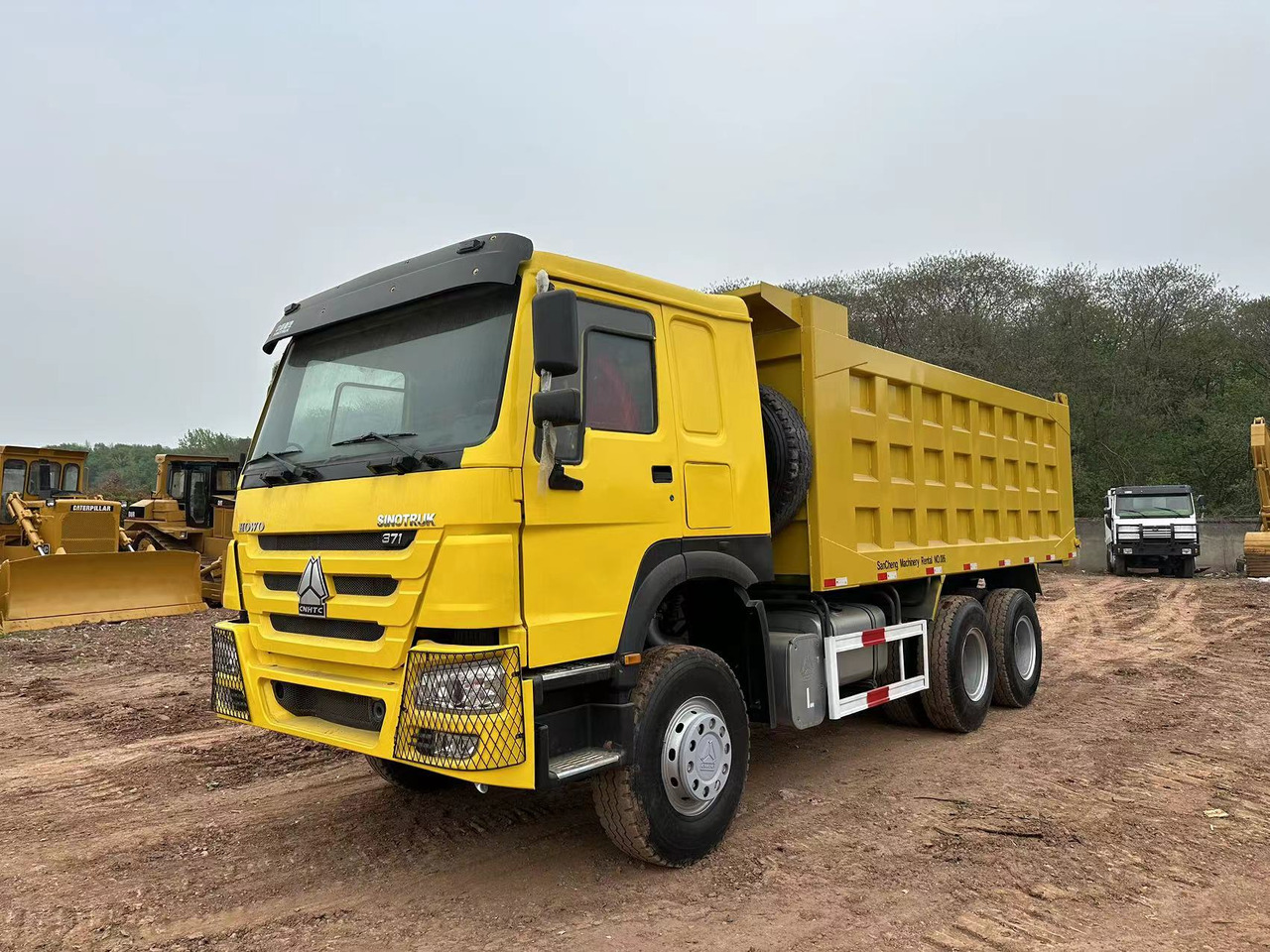 SINOTRUK Howo Dump truck 371 - Billenőplatós teherautó: 2 kép. SINOTRUK Howo Dump truck 371 - Billenőplatós teherautó: 2 kép.