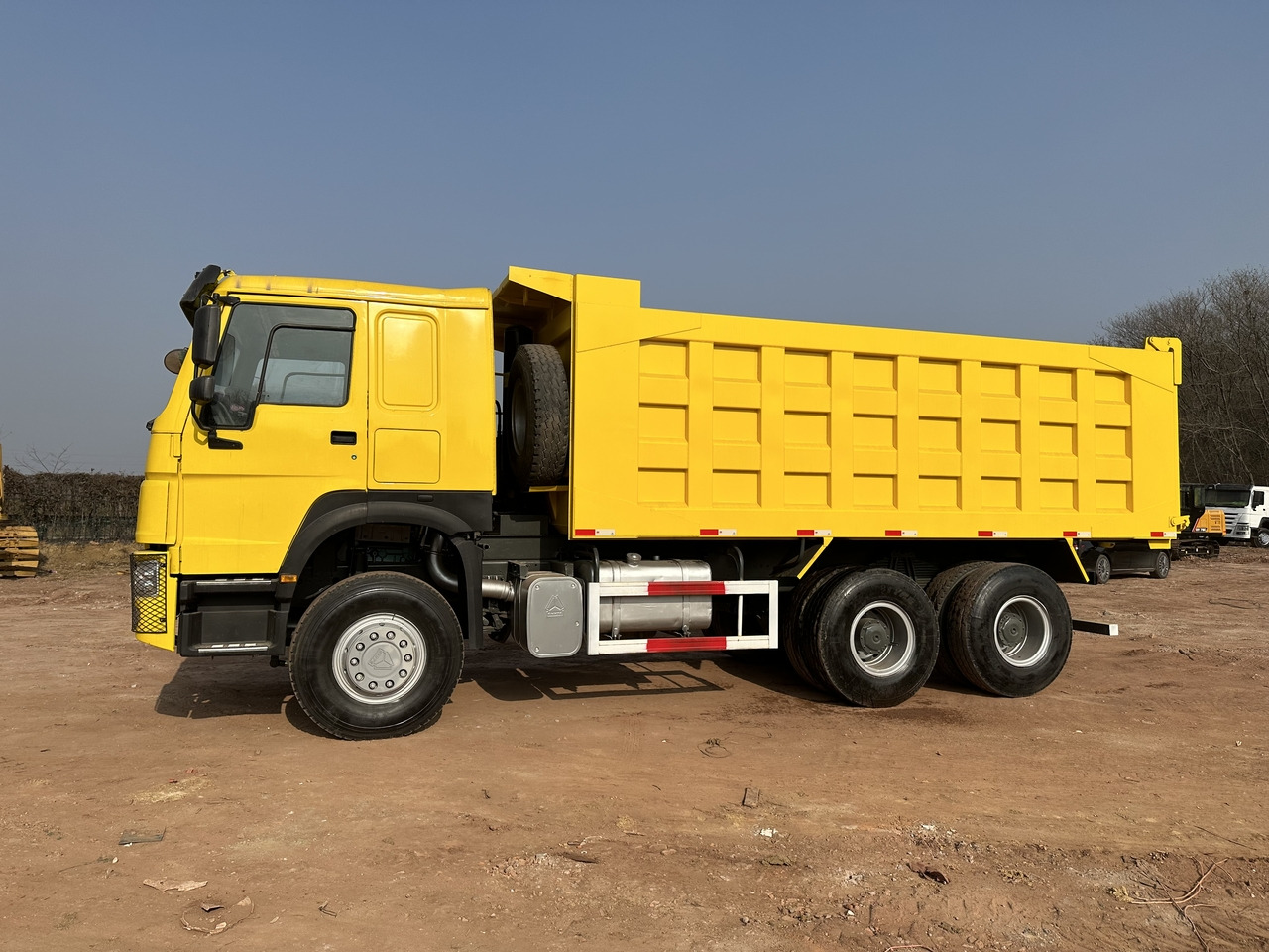 SINOTRUK Howo Dump truck 371 - Billenőplatós teherautó: 3 kép. SINOTRUK Howo Dump truck 371 - Billenőplatós teherautó: 3 kép.