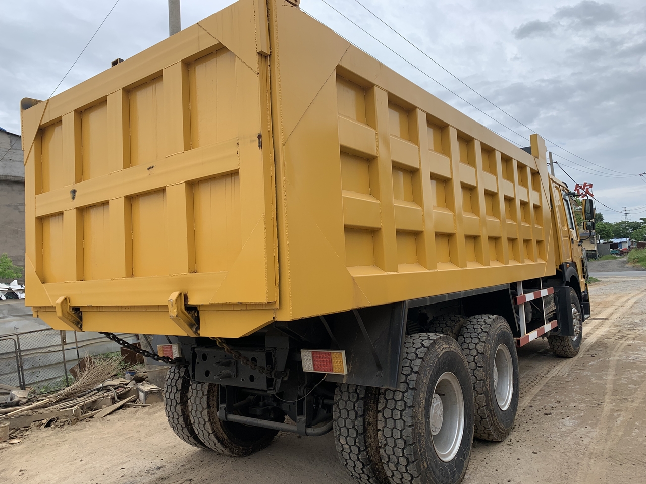 SINOTRUK Howo Dump truck 371 - Billenőplatós teherautó: 2 kép. SINOTRUK Howo Dump truck 371 - Billenőplatós teherautó: 2 kép.