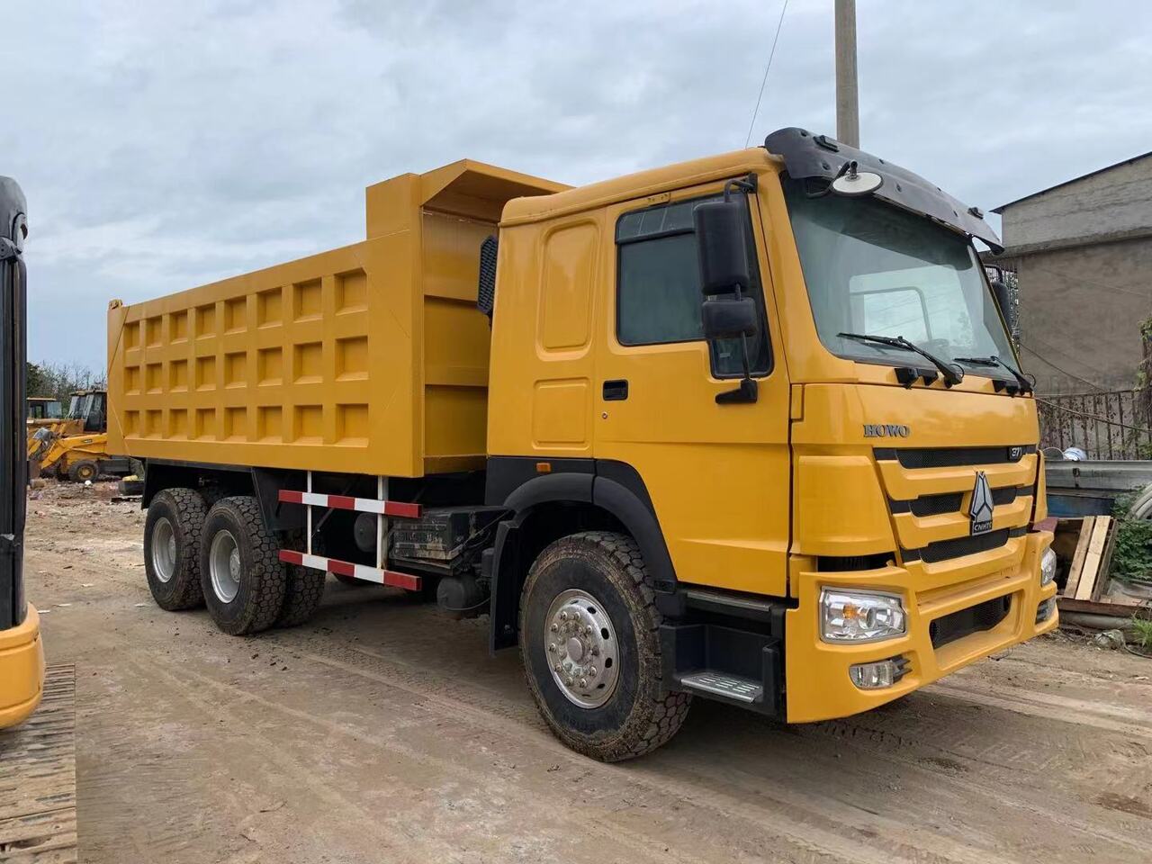 SINOTRUK Howo Dump truck 371 - Billenőplatós teherautó: 1 kép. SINOTRUK Howo Dump truck 371 - Billenőplatós teherautó: 1 kép.