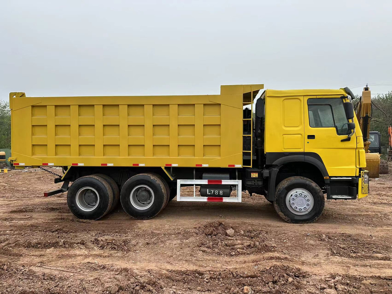 SINOTRUK Howo Dump truck 371 - Billenőplatós teherautó: 1 kép. SINOTRUK Howo Dump truck 371 - Billenőplatós teherautó: 1 kép.