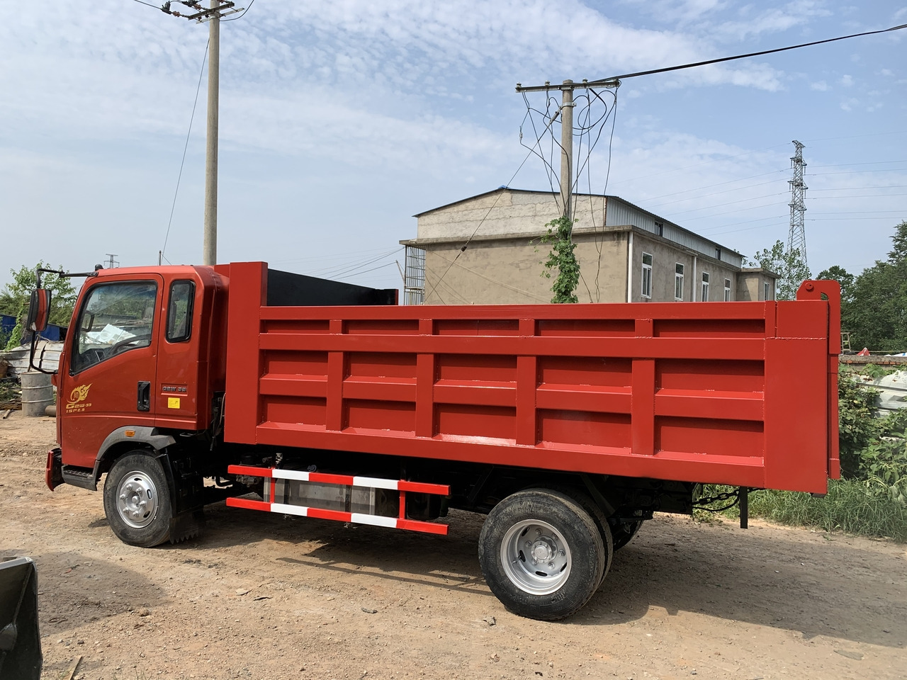 SINOTRUK Howo Dump truck 4x2 - Billenőplatós teherautó: 3 kép. SINOTRUK Howo Dump truck 4x2 - Billenőplatós teherautó: 3 kép.