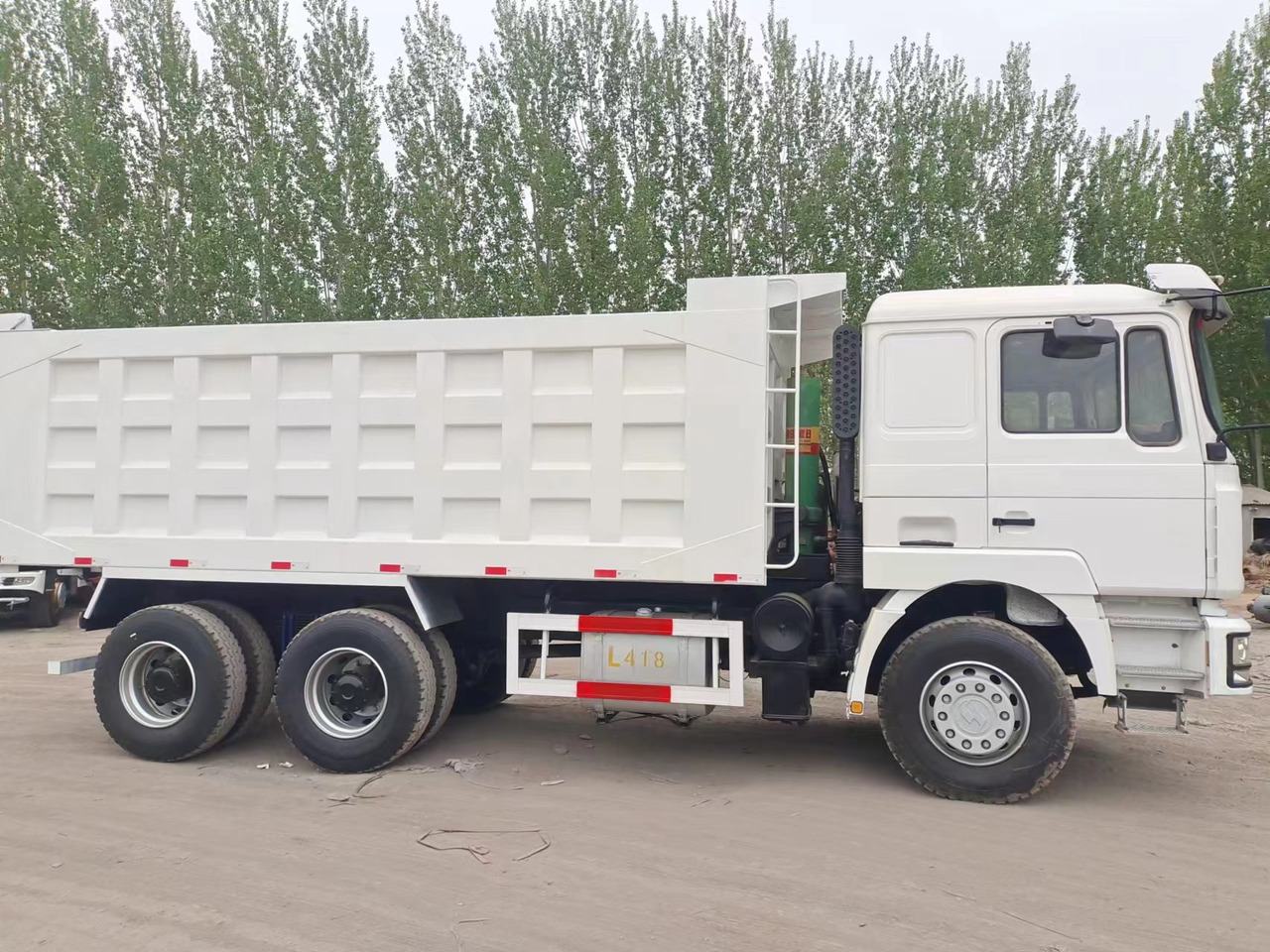 Shacman F3000 Dump Truck - Billenőplatós teherautó: 4 kép. Shacman F3000 Dump Truck - Billenőplatós teherautó: 4 kép.