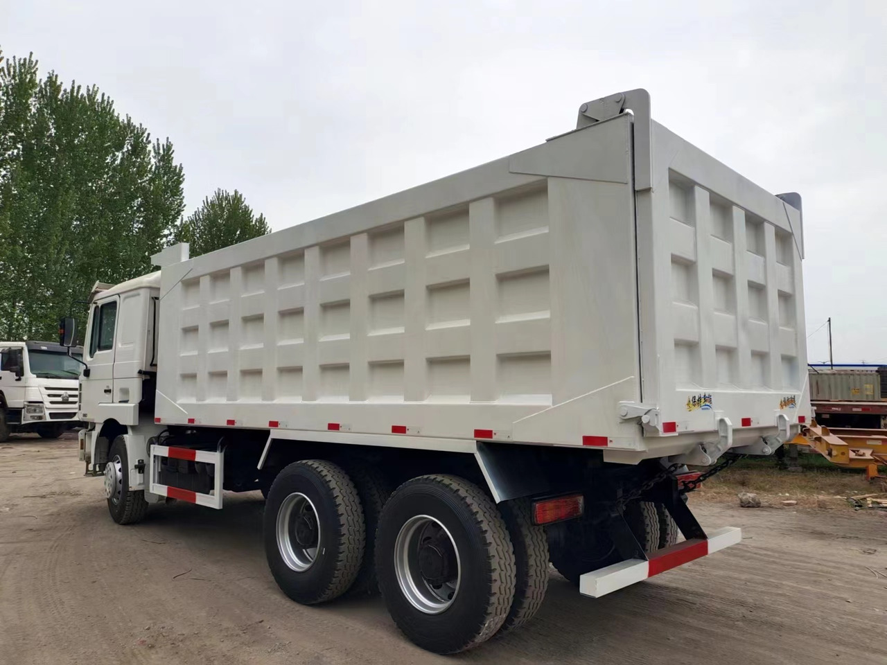 Shacman F3000 Dump Truck - Billenőplatós teherautó: 5 kép. Shacman F3000 Dump Truck - Billenőplatós teherautó: 5 kép.
