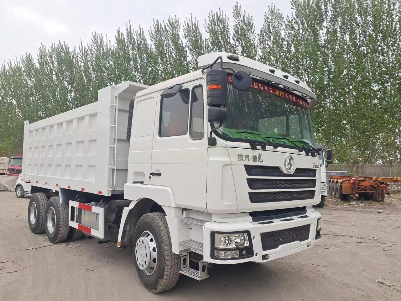 Shacman F3000 Dump Truck - Billenőplatós teherautó: 2 kép. Shacman F3000 Dump Truck - Billenőplatós teherautó: 2 kép.
