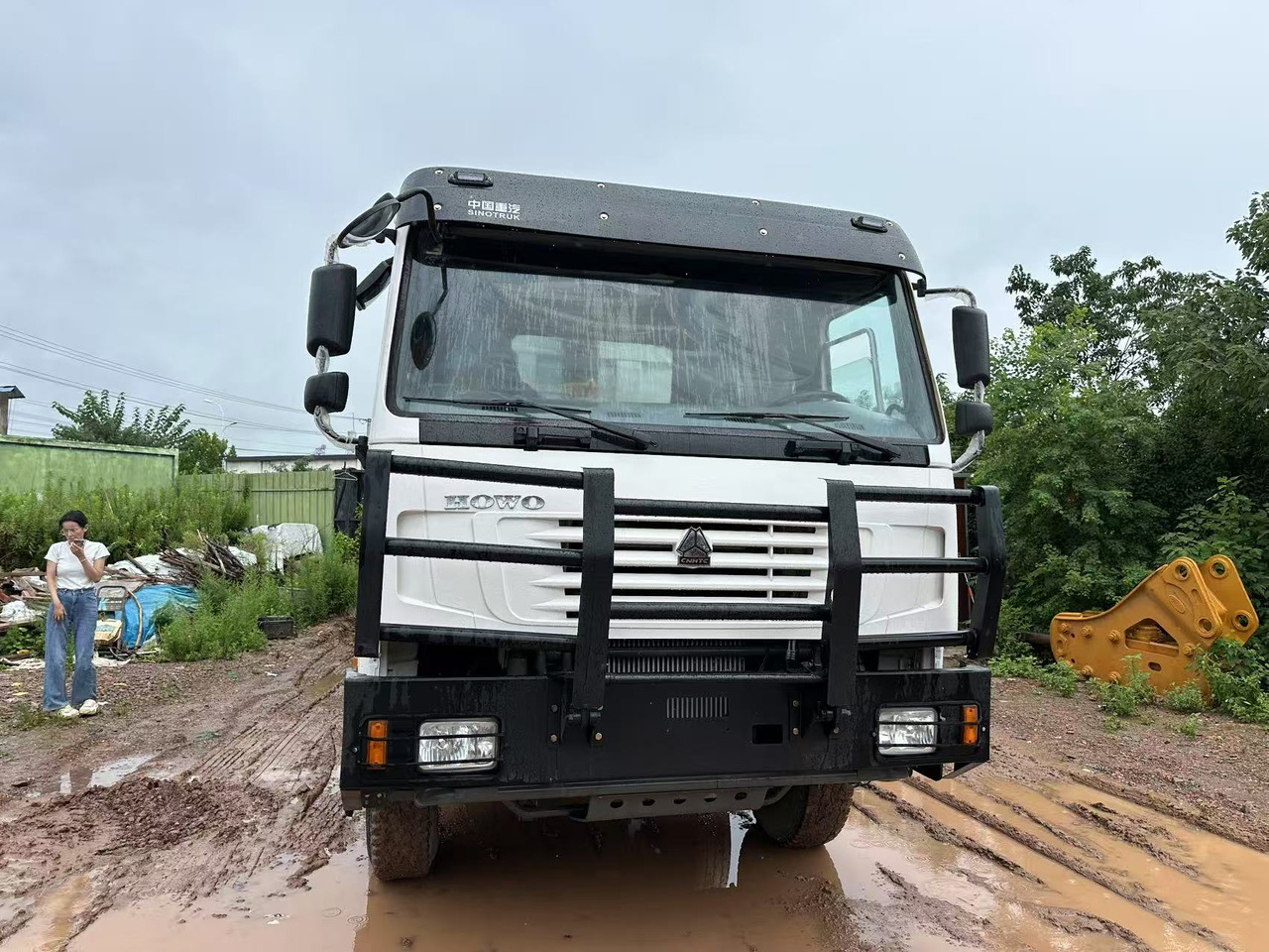 Sinotruk HOWO 371hp 8x4 - Billenőplatós teherautó: 2 kép. Sinotruk HOWO 371hp 8x4 - Billenőplatós teherautó: 2 kép.