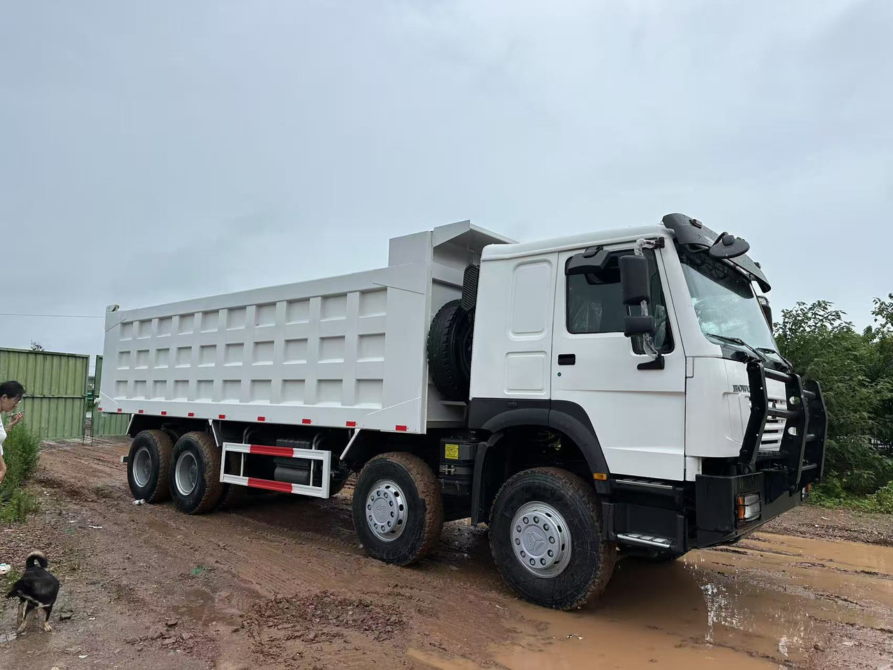 Sinotruk HOWO 371hp 8x4 - Billenőplatós teherautó: 3 kép. Sinotruk HOWO 371hp 8x4 - Billenőplatós teherautó: 3 kép.