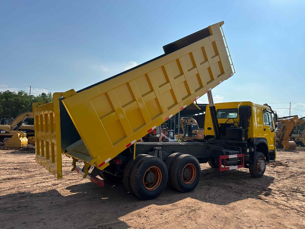 Sinotruk HOWO 400hp 6X4 - Billenőplatós teherautó: 3 kép. Sinotruk HOWO 400hp 6X4 - Billenőplatós teherautó: 3 kép.