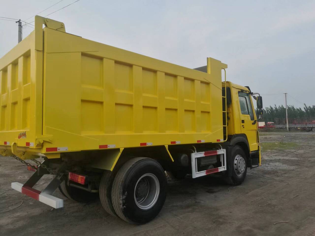 Sinotruk HOWO HOWO 4x2 Dump Truck 371 - Billenőplatós teherautó: 4 kép. Sinotruk HOWO HOWO 4x2 Dump Truck 371 - Billenőplatós teherautó: 4 kép.