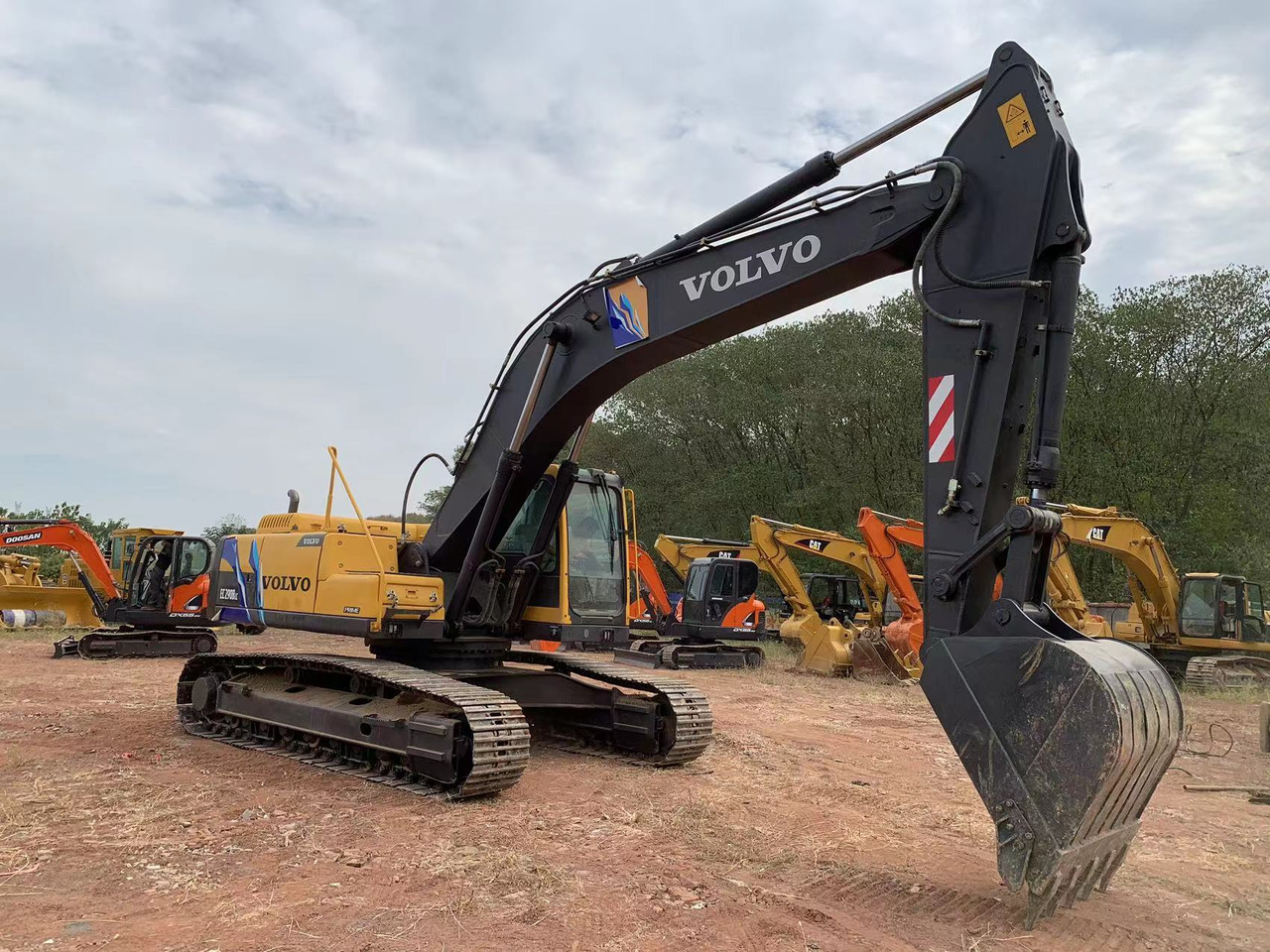 Kotrógép VOLVO EC290B: 13 kép.