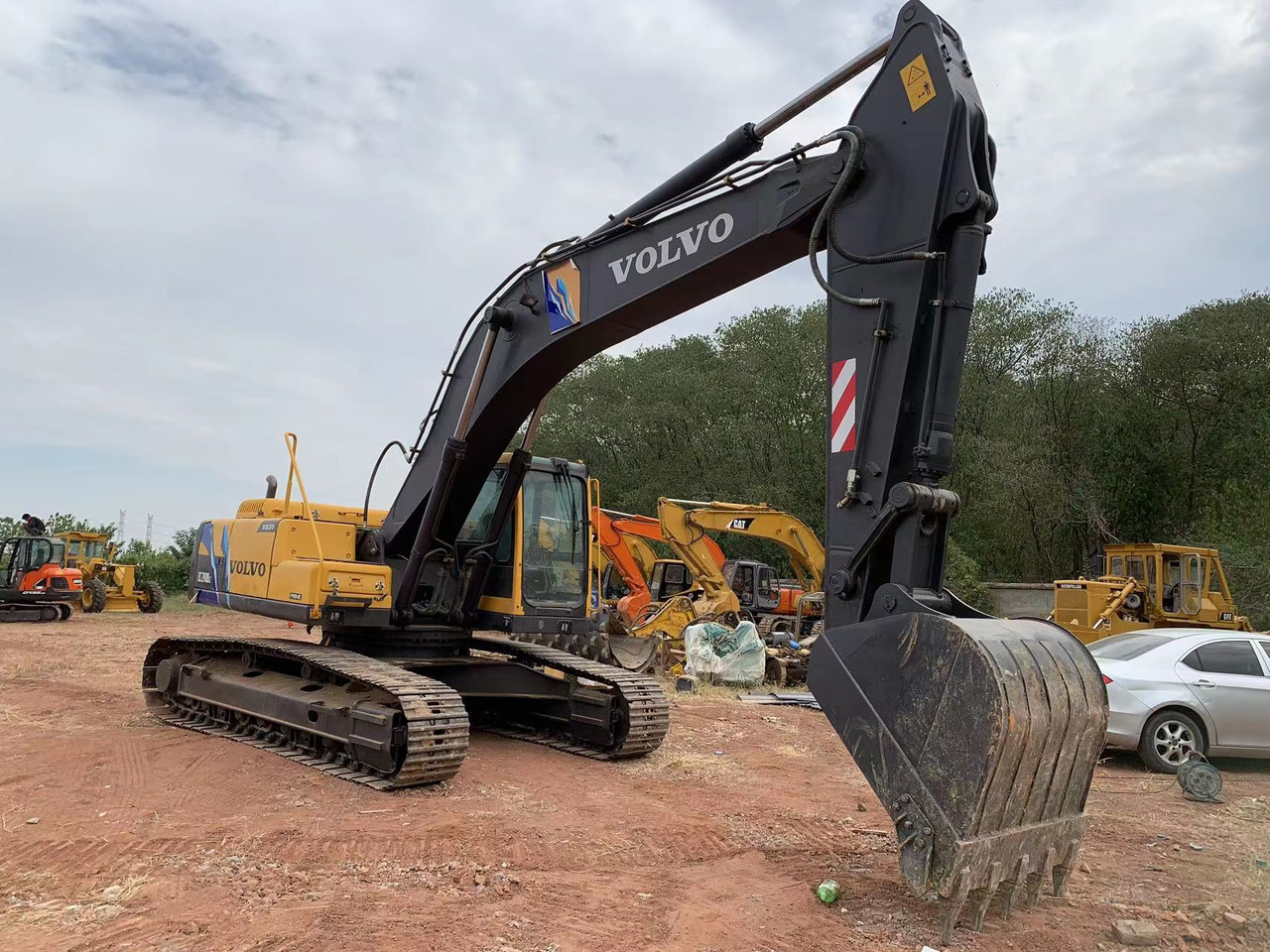 VOLVO EC290B - Kotrógép: 5 kép. VOLVO EC290B - Kotrógép: 5 kép.