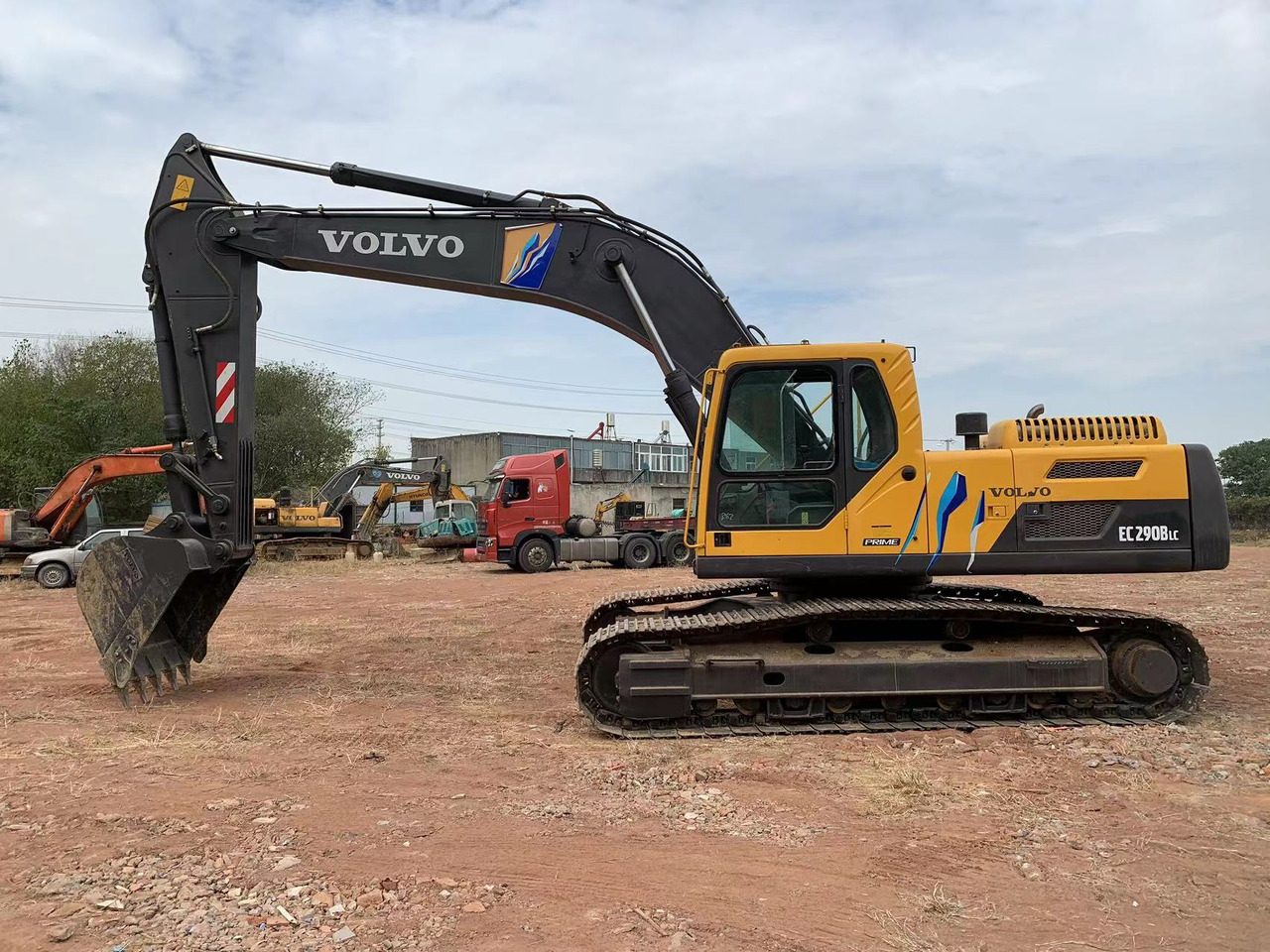 VOLVO EC290B - Kotrógép: 4 kép. VOLVO EC290B - Kotrógép: 4 kép.