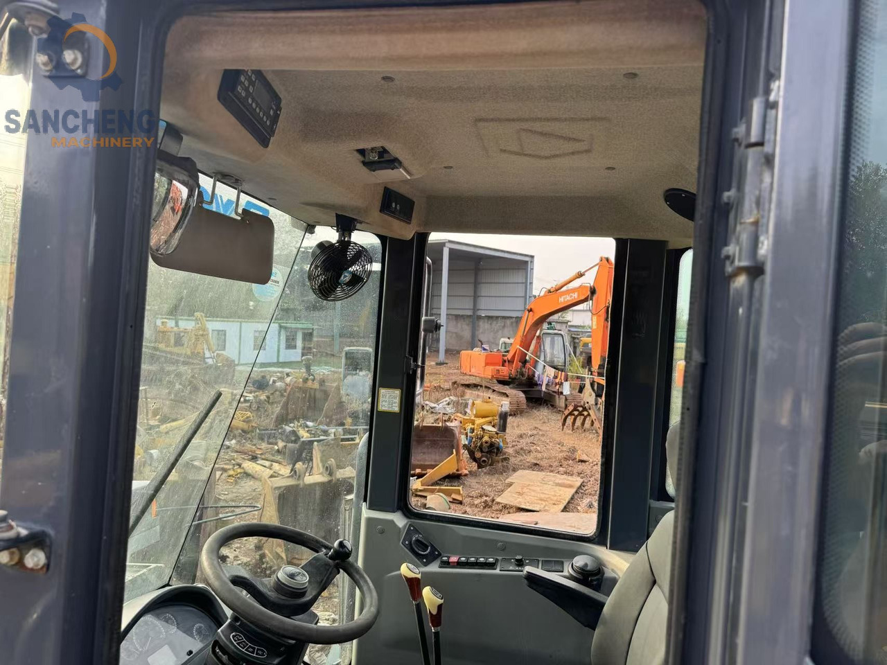 XCMG LW500F - Gumikerekes homlokrakodó: 2 kép. XCMG LW500F - Gumikerekes homlokrakodó: 2 kép.