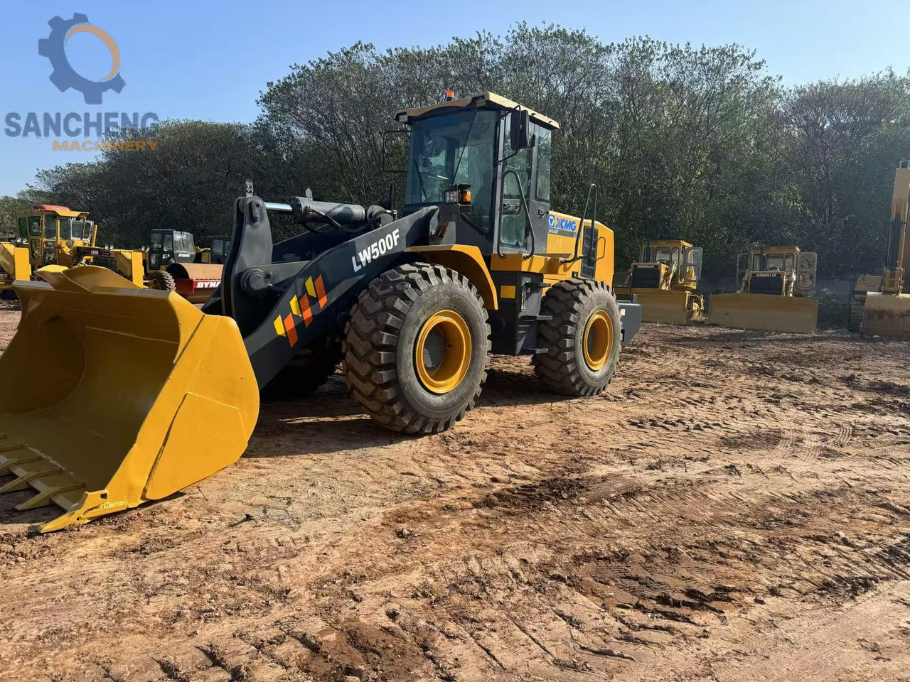 XCMG LW500F - Gumikerekes homlokrakodó: 2 kép. XCMG LW500F - Gumikerekes homlokrakodó: 2 kép.