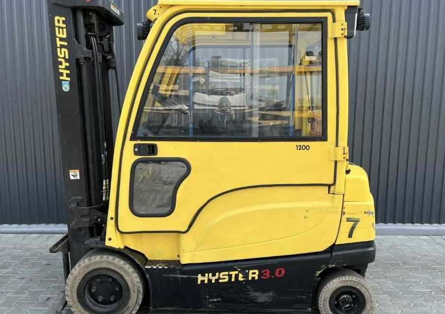 Hyster J3.0XN - Elektromos targonca: 2 kép. Hyster J3.0XN - Elektromos targonca: 2 kép.