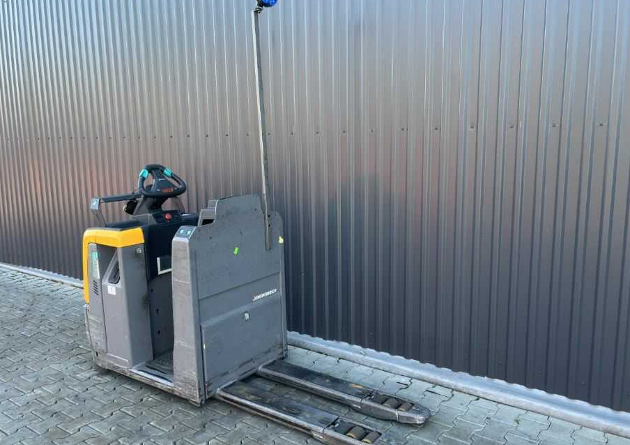 Jungheinrich ECE220 - Komissiózó targoncá: 3 kép. Jungheinrich ECE220 - Komissiózó targoncá: 3 kép.