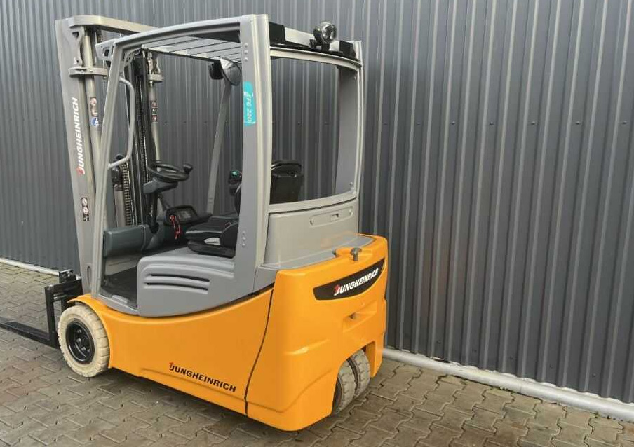 Jungheinrich EFG220 - Elektromos targonca: 3 kép. Jungheinrich EFG220 - Elektromos targonca: 3 kép.