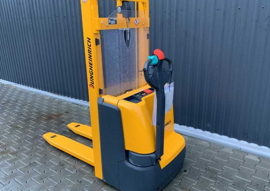 Jungheinrich EJC110 - Emelőtargoncá: 3 kép. Jungheinrich EJC110 - Emelőtargoncá: 3 kép.